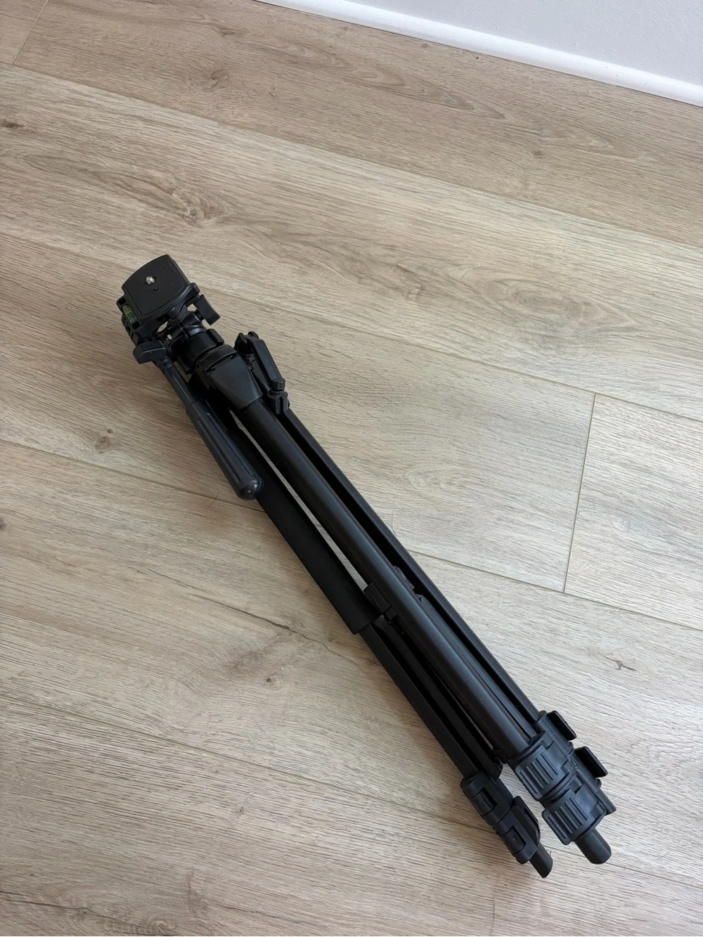 Lightweight Black Camera Sunpak 5858DLX Tripod with 3-Way Pan Head Like New